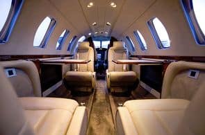 Kabine des Cessna CitationCJ3: Bestuhlung in Konferenzanordnung