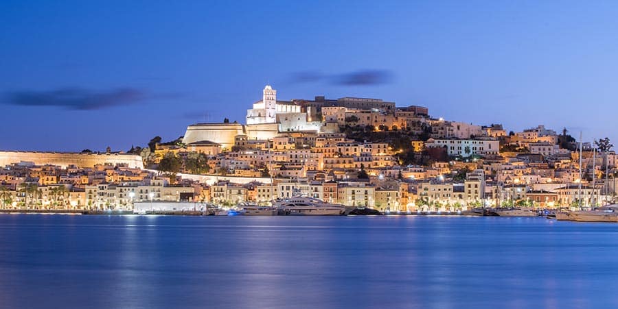Blick auf Ibiza Stadt in abendlicher Stimmung