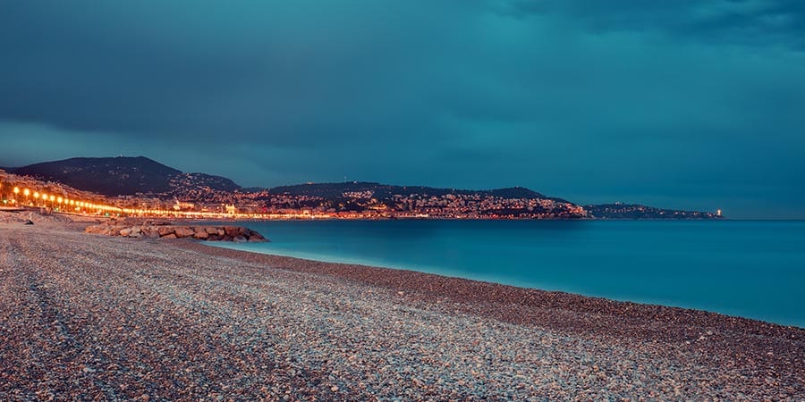 Strand von Nizza bei Nacht