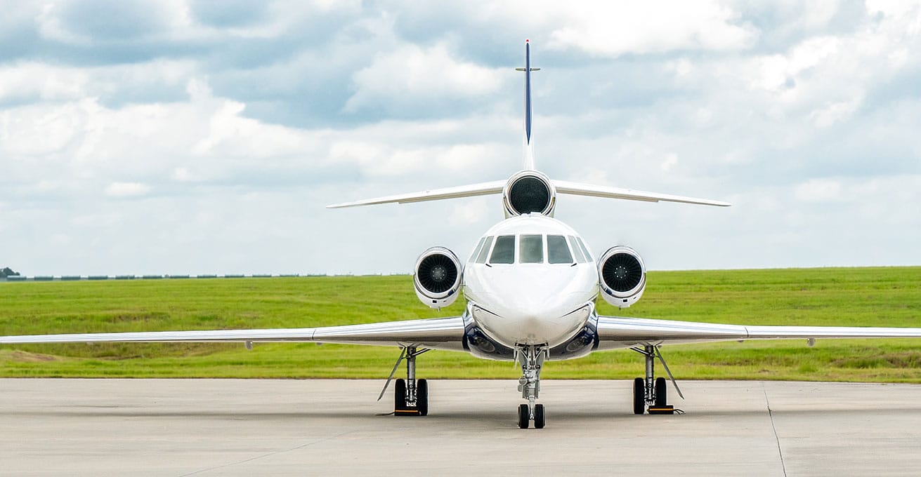 Privatjet am Rollfeld eines Flughafens